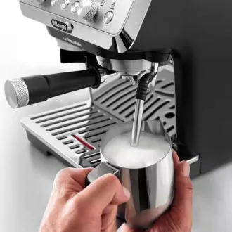 DeLonghi La Špecialista Arte pákový kávovar, 1400 W, vstavaný mlynček, parná tryska MyLatte DeLonghi La Špecialista Arte pákový kávovar, 1400 W, vstavaný mlynček, parná tryska MyLatte