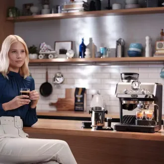 DeLonghi La Špecialista Arte pákový kávovar, 1400 W, vstavaný mlynček, parná tryska MyLatte DeLonghi La Špecialista Arte pákový kávovar, 1400 W, vstavaný mlynček, parná tryska MyLatte