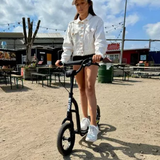 Detská kolobežka Story One Air s nafukovacími kolesami, čierna