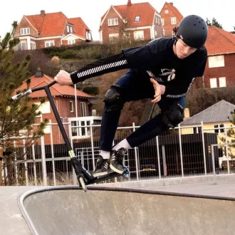 Freestyle kolobežka Story High Roller Stunt, čierno-dúhová Freestyle kolobežka Story High Roller Stunt, čierno-dúhová