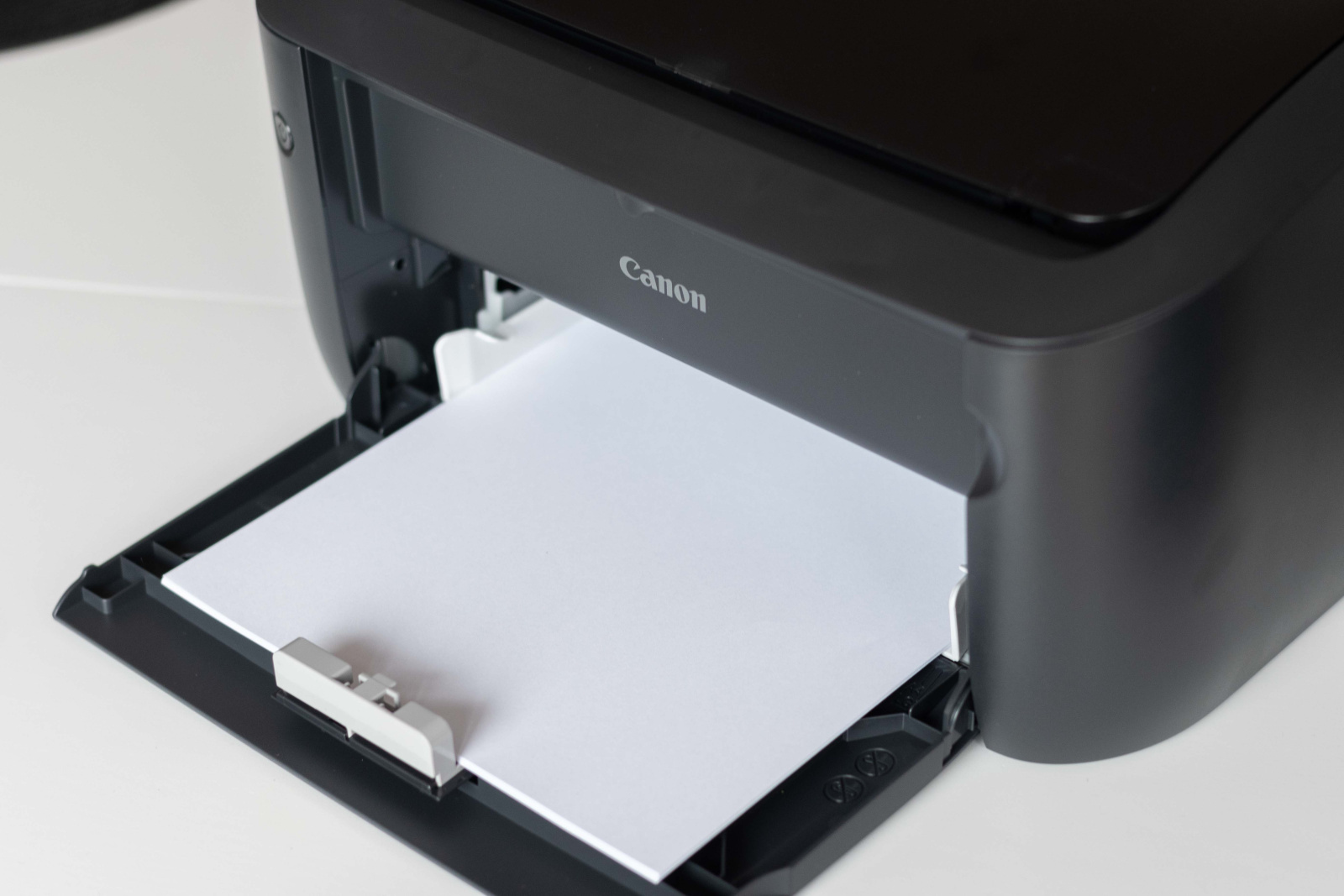 Podávač papierov tlačiarne Canon i-SENSYS LBP6030B s niekoľkými vloženými papiermi